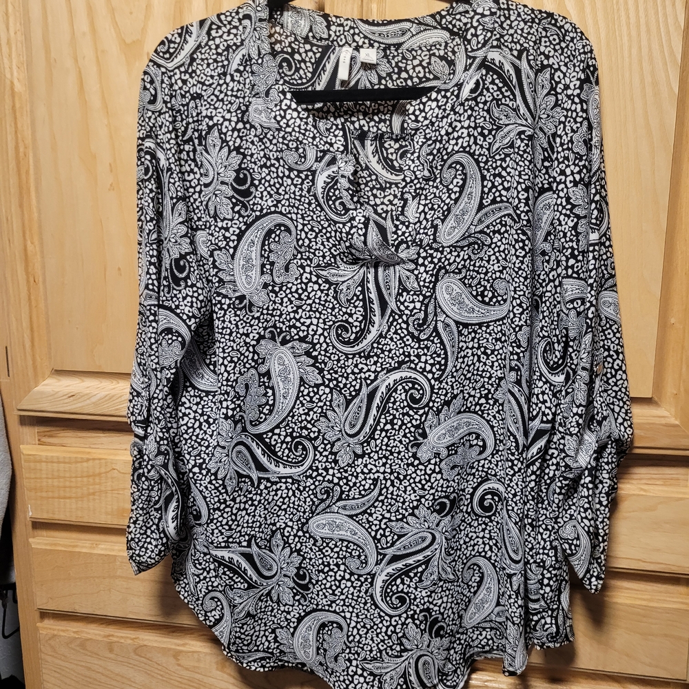 Black and White 3/4 Sleeve Relaxed Blouse